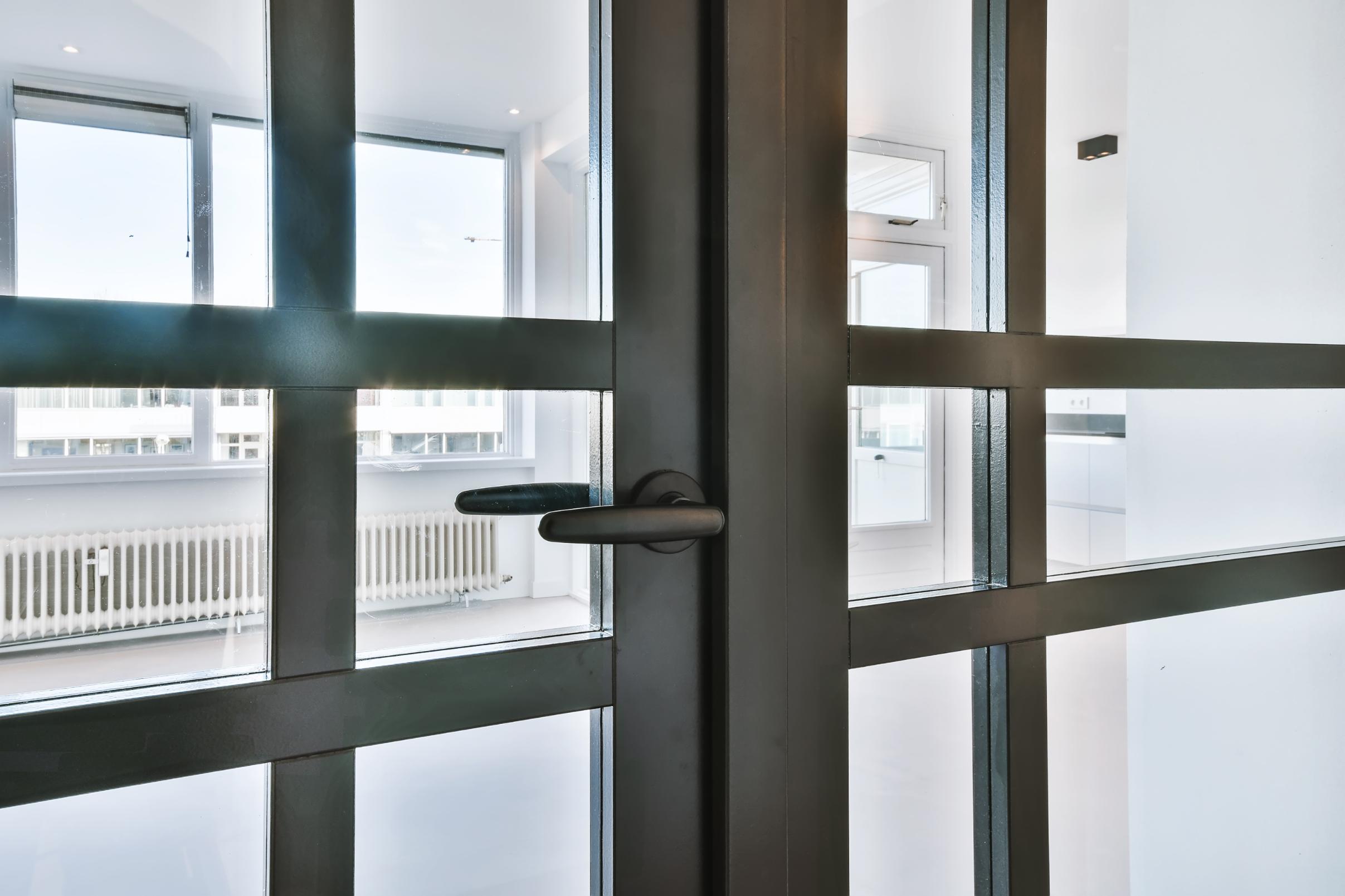 Pose de portes d’entrée et portes-fenêtres pour votre habitation